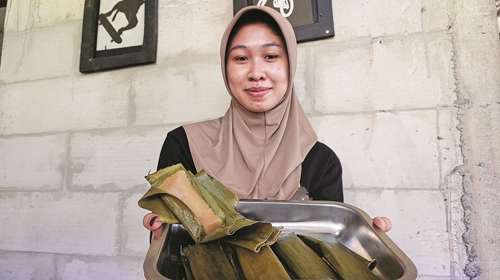 Utri cocok disantap dengan kopi maupun teh. Kuliner ini mulai jarang ditemui.
