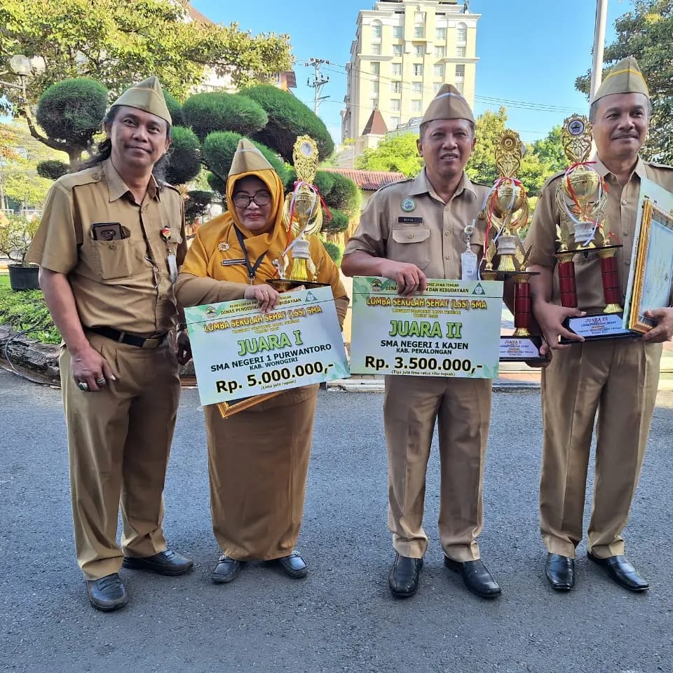 Beragam prestasi yang diraih SMAN 1 Purwantoro merupakan hasil kolaborasi dan kerja keras seluruh warga sekolah.
