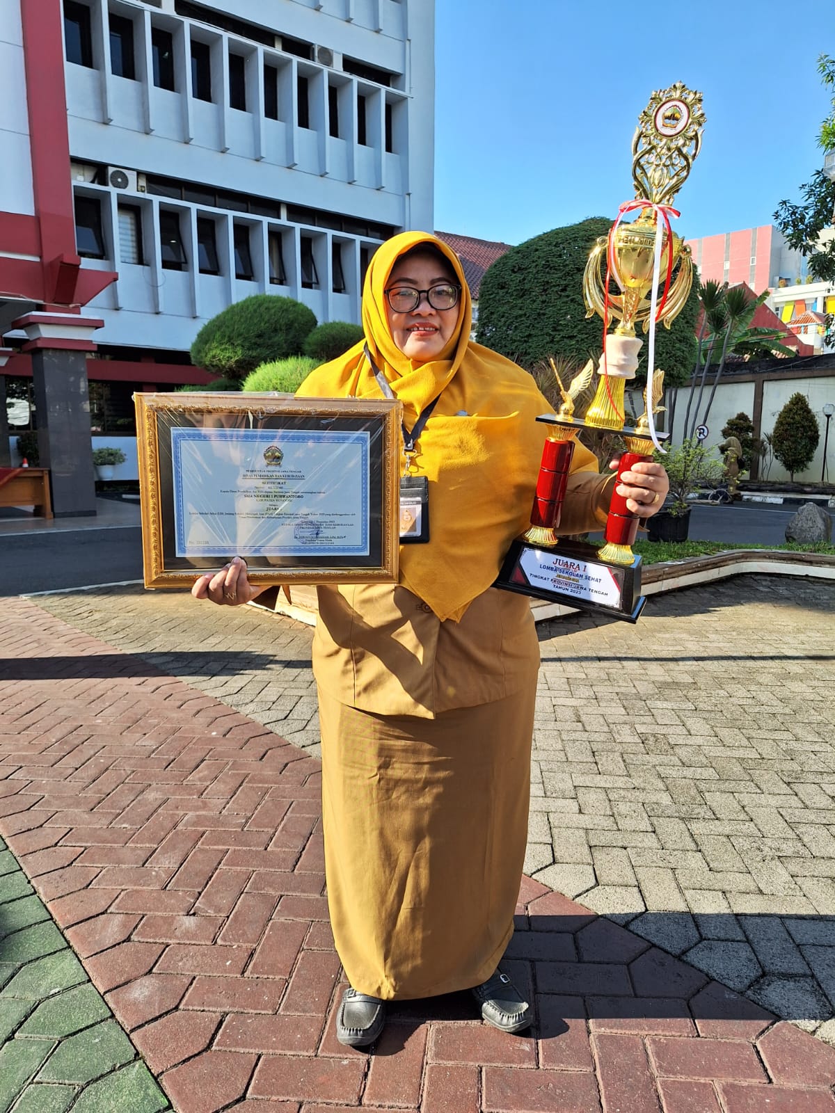 Kepala SMAN 1 Purwantoro Meyra Dwi Nugrahaningsih tunjukan trofi dan piagam penghargaan juara I Sekolah Sehat dari Disdikbud Provinsi Jateng.