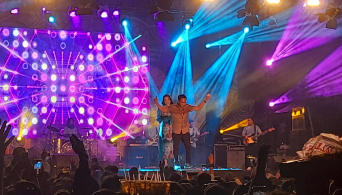 Konser pesta rakyat yang digelar Gibran Fans di Alun-Alun Karanganyar, Jumat (12/1) malam.