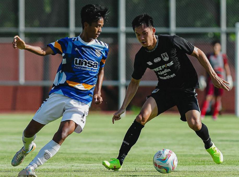 Gelandang Persis Solo Sutanto Tan (kanan) saat melawan Unsa FC di Stadion UNS, Sabtu (13/1).