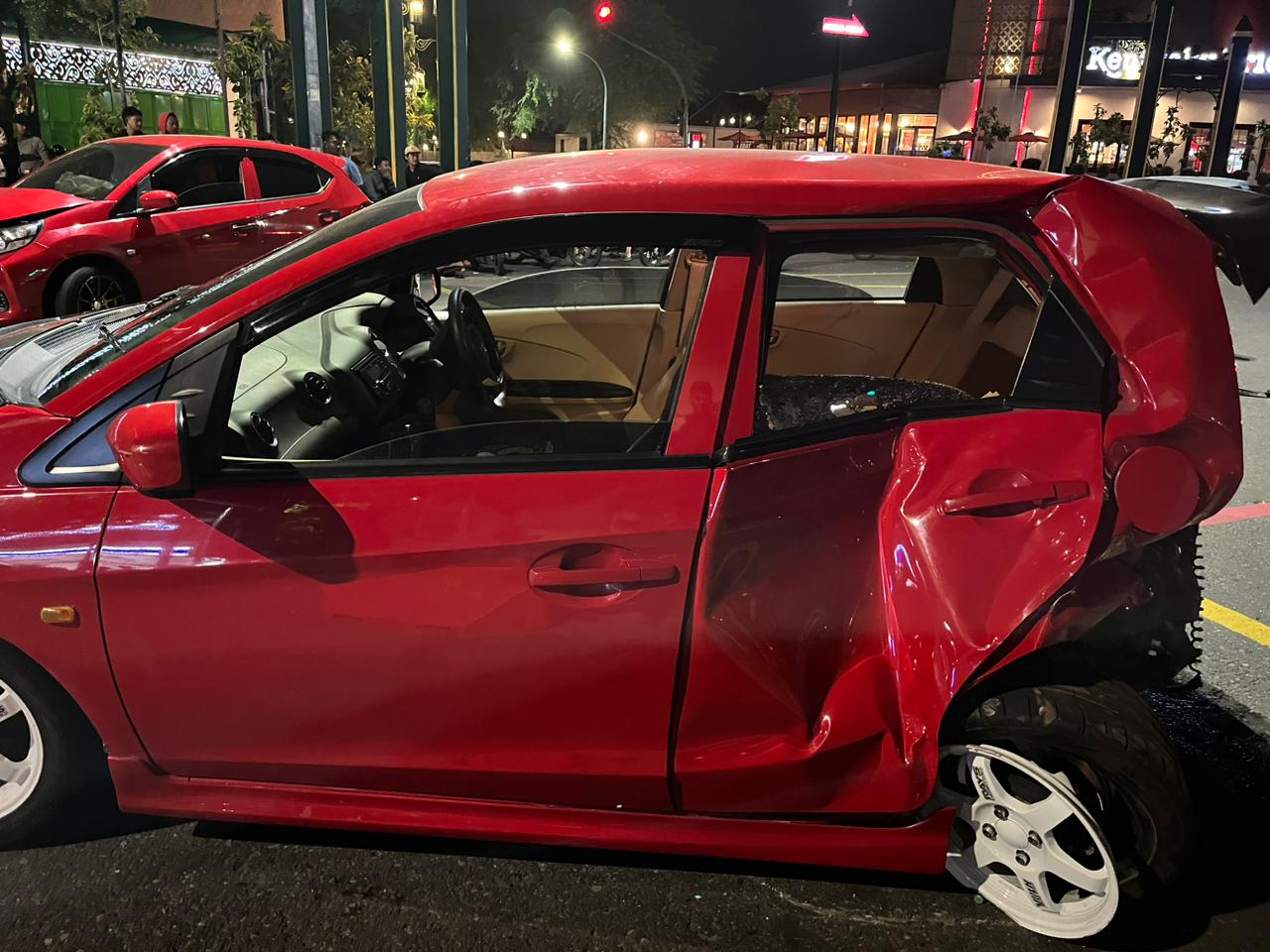 Kerusakan bodi samping sisi kiri Honda Brio yang tabrakan di perempatan Ngarsopuro.