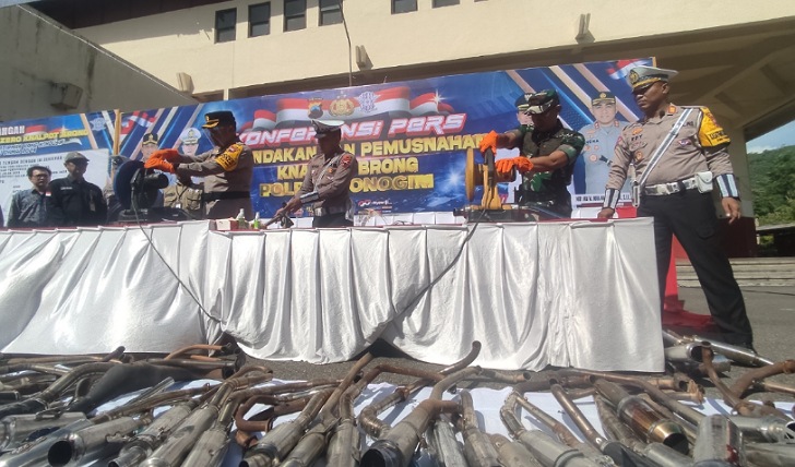 Pemusnahan knalpot brong di halaman GOR Giri Mandala Wonogiri, Minggu (14/1/2024).