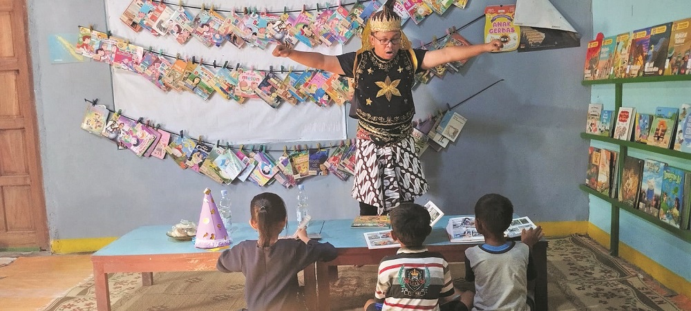 Pendongeng sampaikan cerita rakyat di hadapan anak-anak.