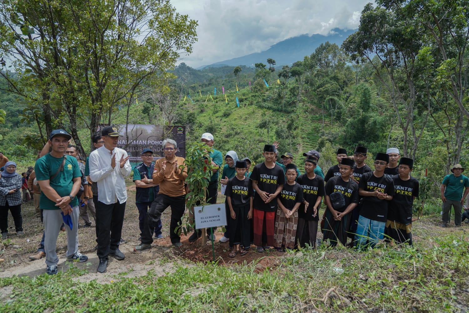 Penanaman pohon serentak yang diadakan di Dusun Mangli Desa Gempolan, Kecamatan Kerjo, Karanganyar melibatkan siswa dan santri, Minggu (14/1/2024).