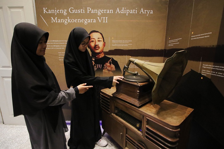 Ilustrasi alat pemutar musik tempo dulu. Di kalangan seniman, royalti menjadi sesuatu yang penting.