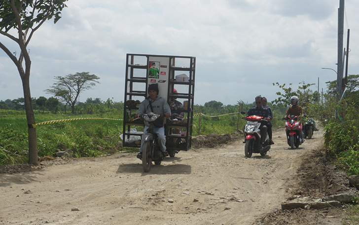 Ruas jalan kabupaten di Desa Manjungan, Kecamatan Ngawen yang mengalami rusak berat akibat dilintasi armada truk pengangkut material tanah uruk untuk Jalan Tol Solo-Jogja