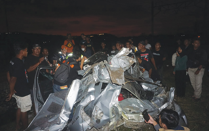 Kondisi mobil yang ringsek akibat tertabrak KA Gaya Baru Malam Selatan (GBMS) di perlintasan sebidang KA tanpa palang pintu di Desa Taji, Kecamatan Prambanan, Klaten, Minggu (14/1).
