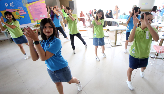 Penampilan POP! Step dalam perayaan anniversary ke-6 POP! Hotel Solo, Senin (15/1).