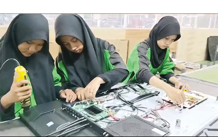 CERMAT: Siswa dan guru SMKN 5 Sukoharjo merakit laptop.