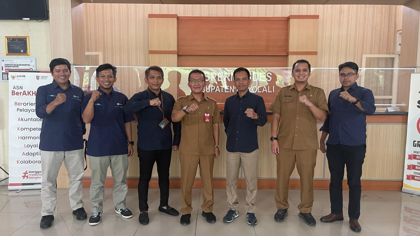 Foto bersama usai pembicaraan dari PT PLN dengan Pemkab Boyolali terkait tukar menukar hak tanah kas desa (TKD)