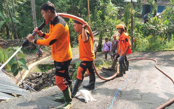 SEGERA DIBANGUN: Relawan membersihkan material longsor talut di Tunggulrejo, Jumantono, kemarin (15/1).