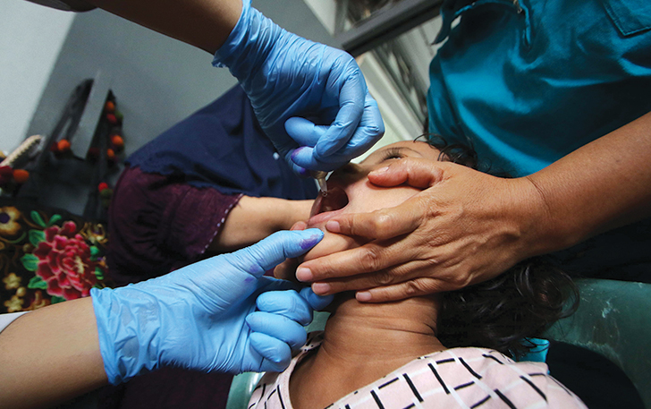 DITETES: Seorang anak mengikuti program sub pekan vaksinasi polio di Posyandu Kenanga RW 3,  Kelurahan Nusukan, Kecamatan Banjarsari, Kota Solo, kemarin pagi.