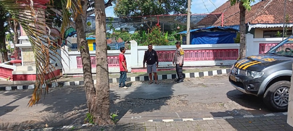 Polisi berpatroli di sekitar Tugu Bintang, Kecamatan Jatisrono, Kabupaten Wonogiri, Selasa (16/1/2024).