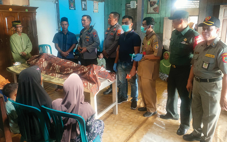 TRAGIS: Jasad Jumadi disemayamkan di rumahnya, kemarin.