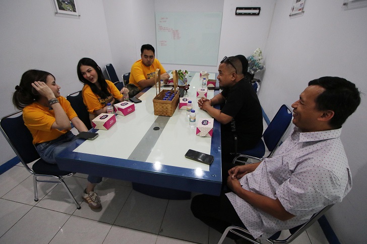 Raisya Bawazier (kiri) dan Aisyah Aqilah (kanan) pemeran film Ku Kejar Mimpi, saat bertandang ke kantor Radar Solo, Rabu (17/1/2024 ).