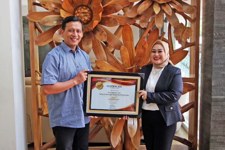 Menerima penghargaan dari General Manager Radar Solo Andi Aris.