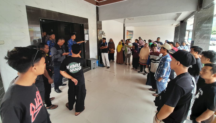 Warga Dusun Kayumas saat geruduk kantor Kepala Desa Kemuning, Rabu (17/1) siang.