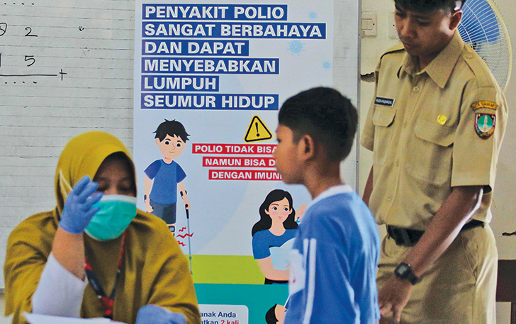 PROGRAM PEMERINTAH: Sub pekan imunisasi nasional (PIN) polio yang digelar di SDN Prawit 2, Kelurahan Nusukan, Kecamatan Banjarsari, Kota Solo, Senin (15/1).