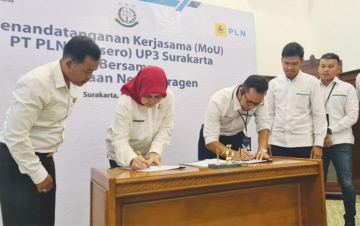 SINERGI: Manajer PLN Unit Pelaksana Pelayanan Pelanggan (UP3) Surakarta M. Khadafi bersama Kajari Sragen Virginia Haristavianne tandatangani MoU, kemarin.