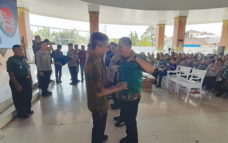 RAKOR: Pj Bupati Karanganyar Timotius Suryadi memakaikan rompi kepada petugas desk pemilu 2024, kemarin.
