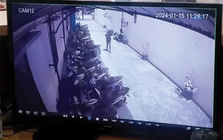 Kamera cctv yang terpasang di Disarpus Karanganyar merekam gerak-gerik pelaku pencuri helm di tempat parkir kawasan tersebut.