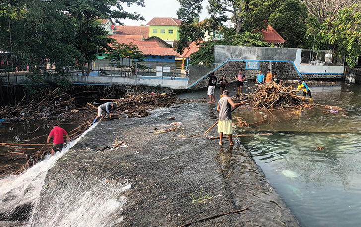 JAGA ALAM: Masyarakat peduli Sungai Pengging gotong royong bersihkan sampah di Kali Pleret, Desa Bendan, Banyudono, kemarin (17/1).
