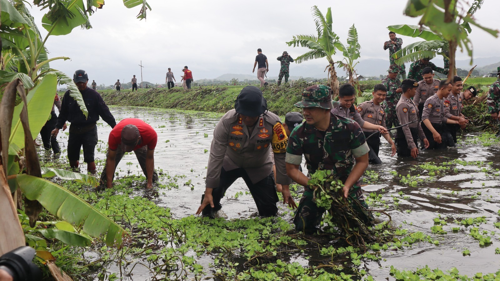 Polres Sukoharjo bersama Kodim 0726/Sukoharjo membersihkan sampah sungai di wilayah Kecamatan Tawangsari, Kamis (18/1).