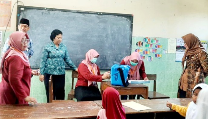 Penyaluran imunisasi polio terus dilakukan di puskesmas maupun sekolah.