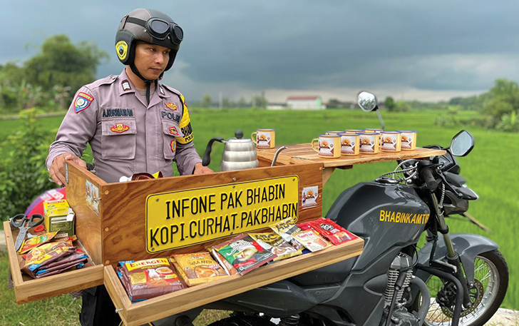 MUDAH BERBAUR: Brigadir Agus Kurniawan dengan lapak kopinya.