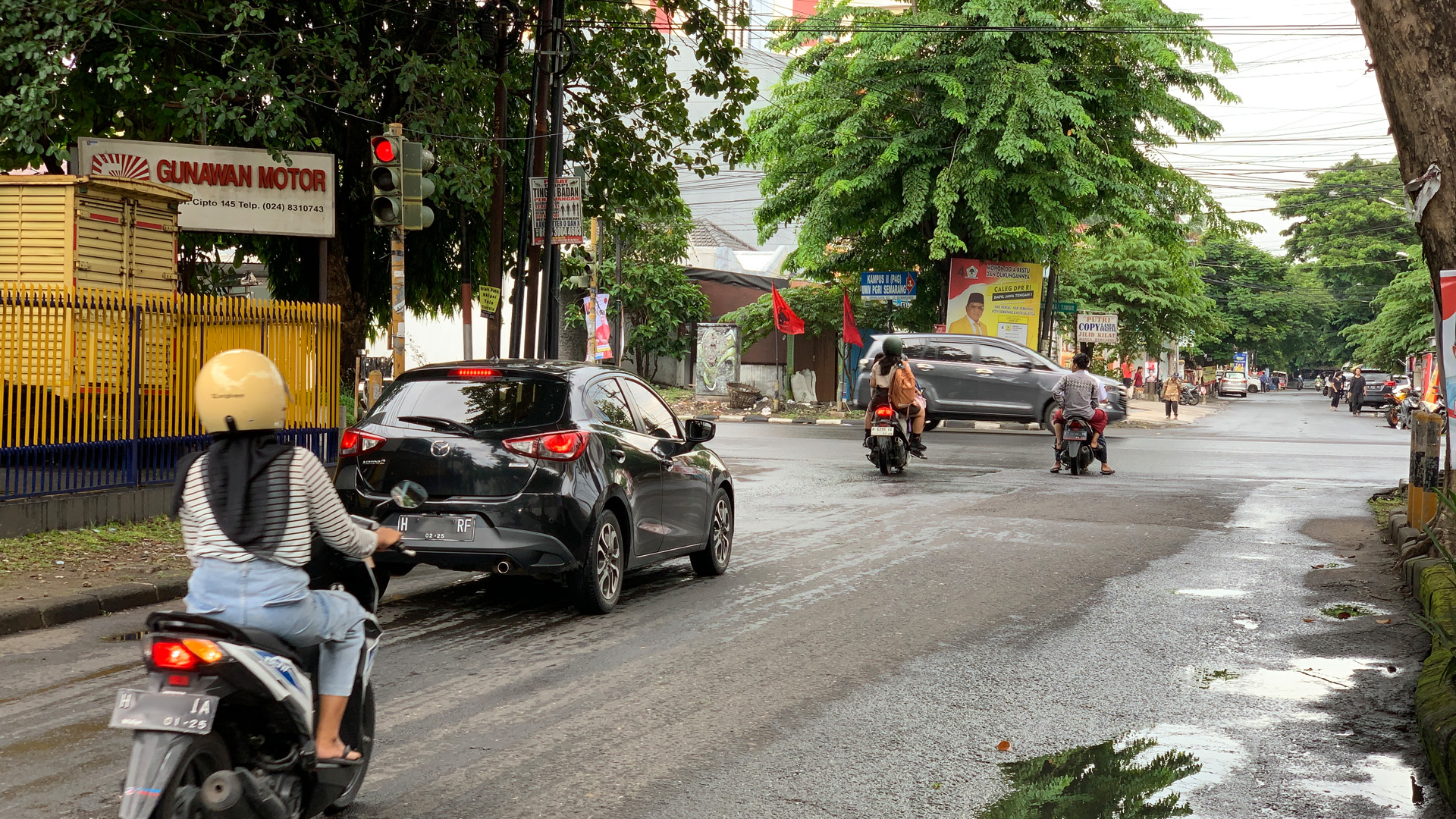 Berhenti di jalan raya memiliki implikasi etika dan aturan tertentu yang perlu diikuti agar dapat memastikan keselamatan dan kenyamanan semua pengguna jalan.