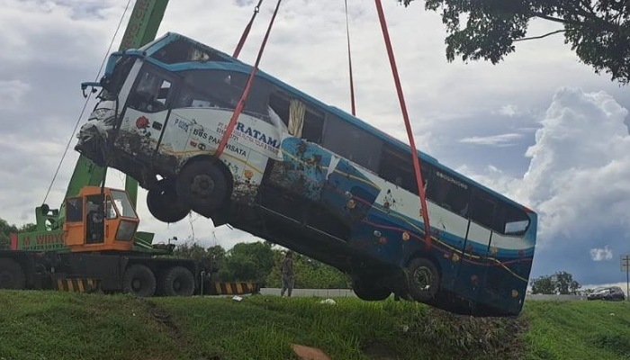 Evakuasi bangkai bus PO Pratama Putra pengangkut rombongan SMAN 1 Sidoarjo yang alami kecelakaan di Tol Ngawi-Solo, Jumat (19/1/2024).