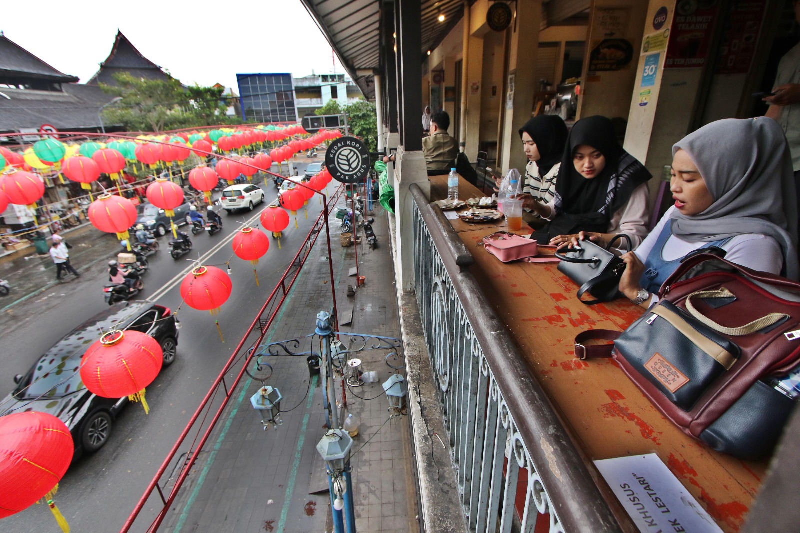 Lampion di kawasan Pasar Gede, Solo mulai dipasang, Jumat (19/1). Sebanyak 5000 lampion bakal dipasang di kawasan Gladak-Pasar Gedhe guna memeriahkan perayaan Imlek di Kota Solo.