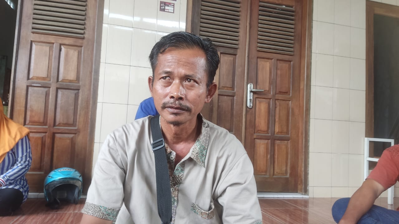 Sopir minibus yang tertimpa pohon tumbang di Dusun Jatibedug RT 03 RW 07 Desa Purworejo, Kecamatan Wonogiri Kota, Jumat (19/1/2024).