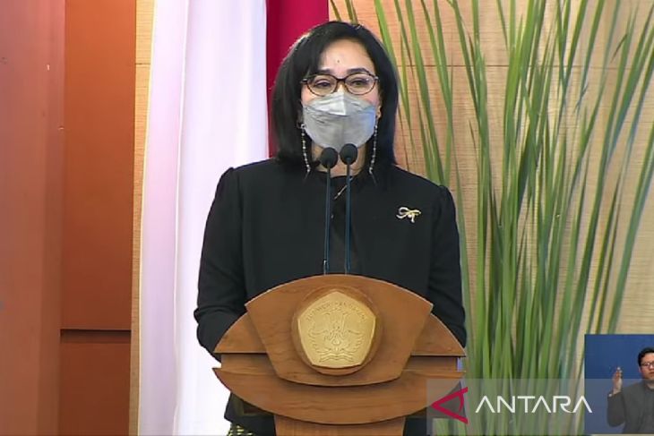 Chatarina Muliana Girsang pengganti Jamal Wiwoho sebagai rektor UNS.