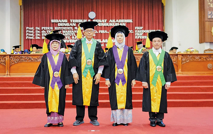 LULUS: Pengukuhan guru besar UNS, Selasa (16/1).