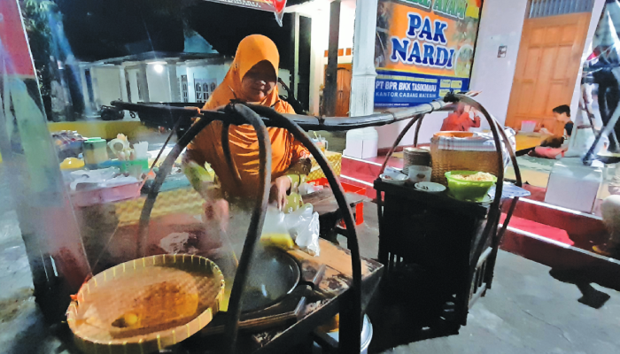 Salah seorang pedagang kare di kawasan Pasar Matesih, Karanganyar yang sudah melegenda.