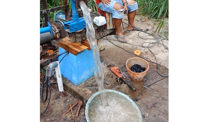 Air mengalir dari sumur dalam artesis di Desa Karanganyar, Kecamatan Tamansari, Kabupaten Boyolali.