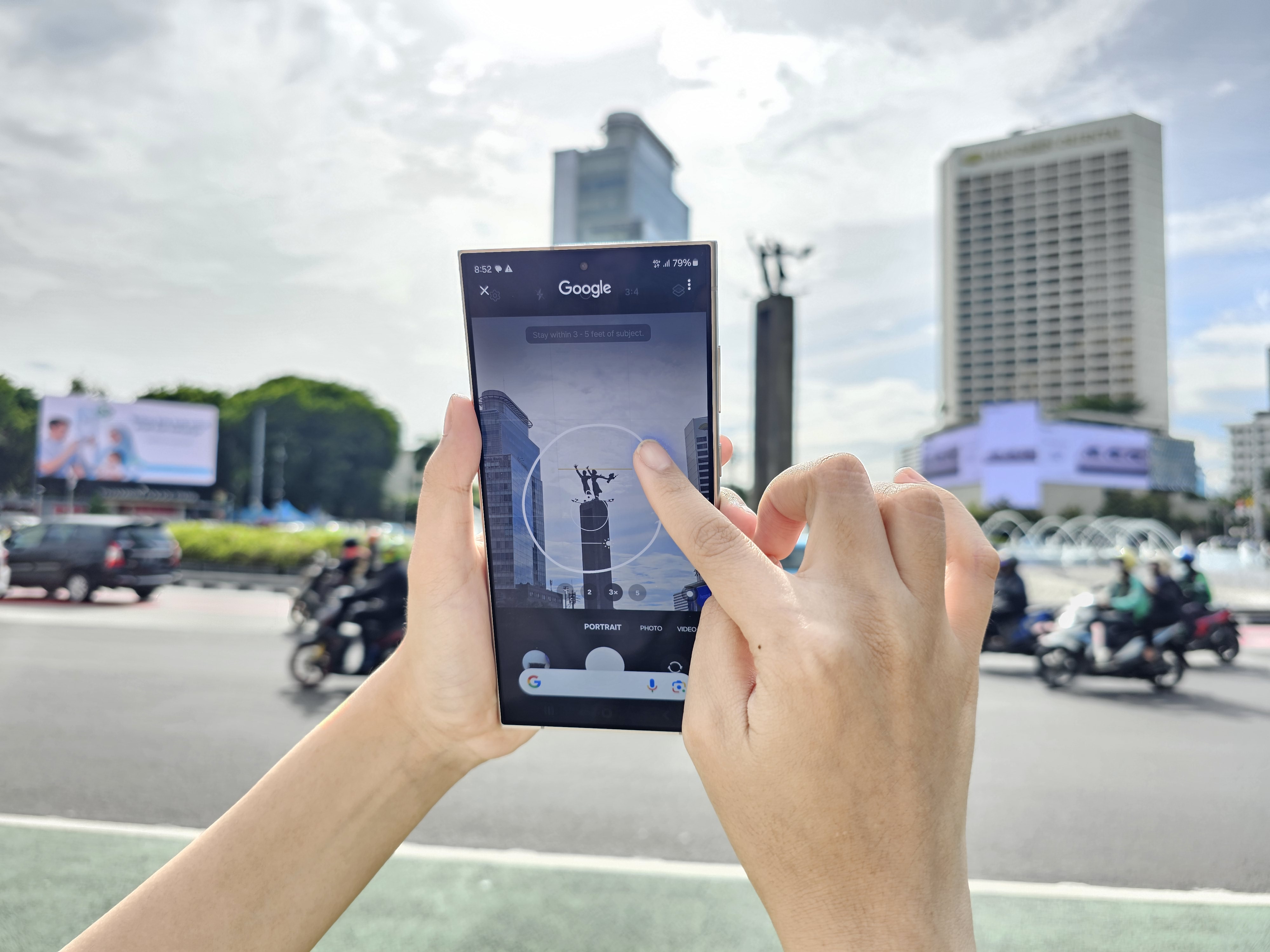 Galaxy AI pada-Galaxy S24 Series memudahkan pengguna melakukan-berbagai hal hanya dengan satu lingkaran.