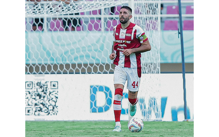 TENGAH MENEPI: Diego Bardanca bermain dengan Persis Solo di Liga 1.