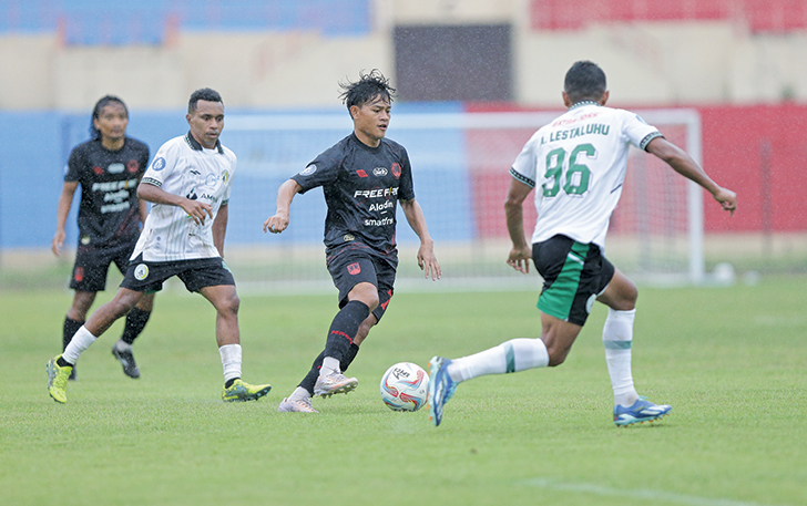 DIKEPUNG: Gelandang Persis Solo Zanadin Fariz bermain melawan PSS Sleman di Stadion Sultan Agung, Bantul, 18 Januari.