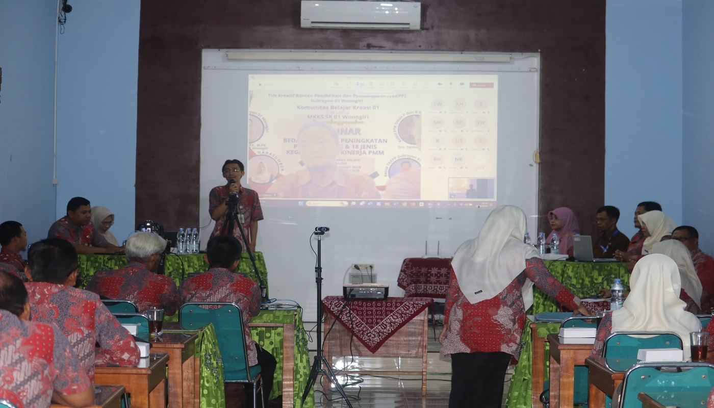 Suasana Webinar Bedah 8 Dimensi Pembelajaran dan 18 RHK E-Kinerja di PMM yang digelar Komunitas Belajar Kreasi 01 Wonogiri di SMPN 1 Wonogiri, Sabtu (20/1/2024)