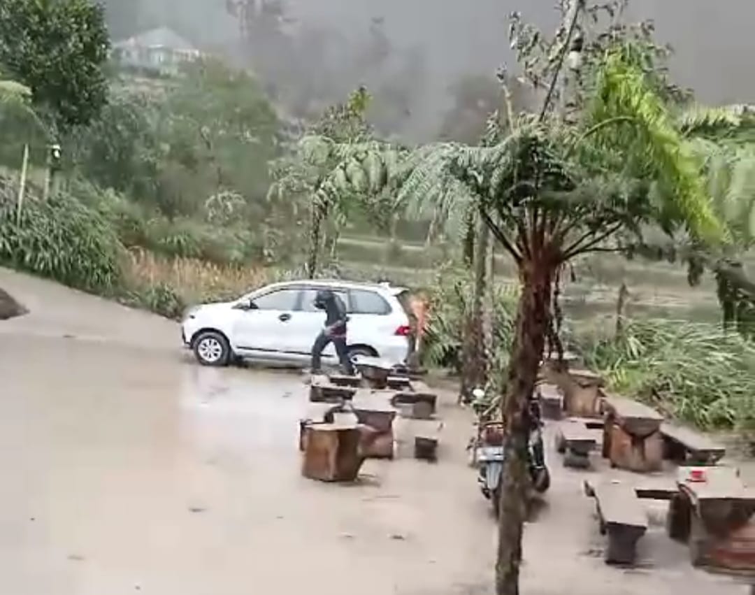 Kedai kopi di Desa Tegalmulyo, Kecamatan Kemalang, Kabupaten Klaten terdampak hujan abu vulkanis erupsi Gunung Merapi, Minggu (21/1/2024).