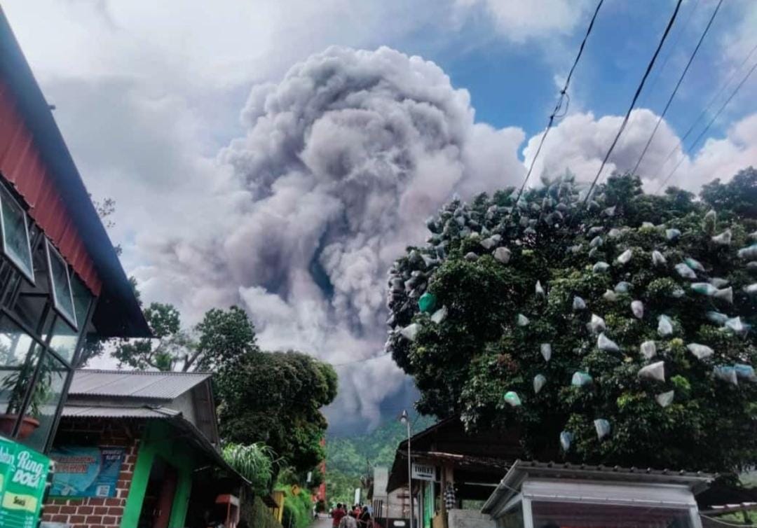 Erupsi Gunung Merapi yang terjadi Minggu (21/1/2024). Sejumlah desa di Kecamatan Cepogo, Kabupaten Boyolali terdampak abu vulkanis cukup tebal.