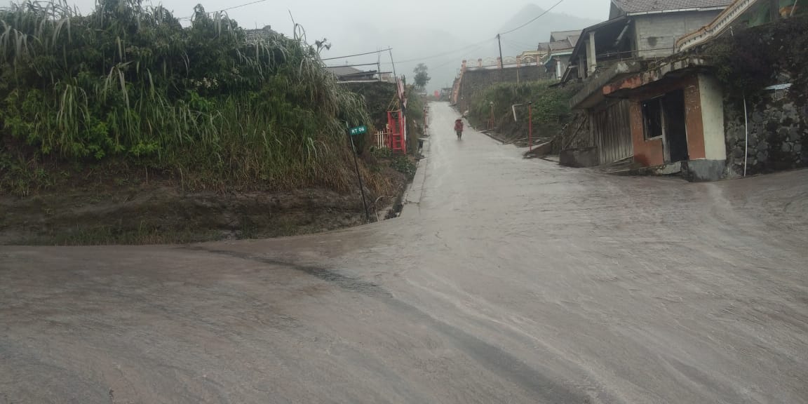 Jalanan di Desa Wonodoyo, Kecamatan Cepogo, Kabupaten Boyolali dipenuhi abu vulkanis Gunung Merapi, Minggu (21/1/2024).