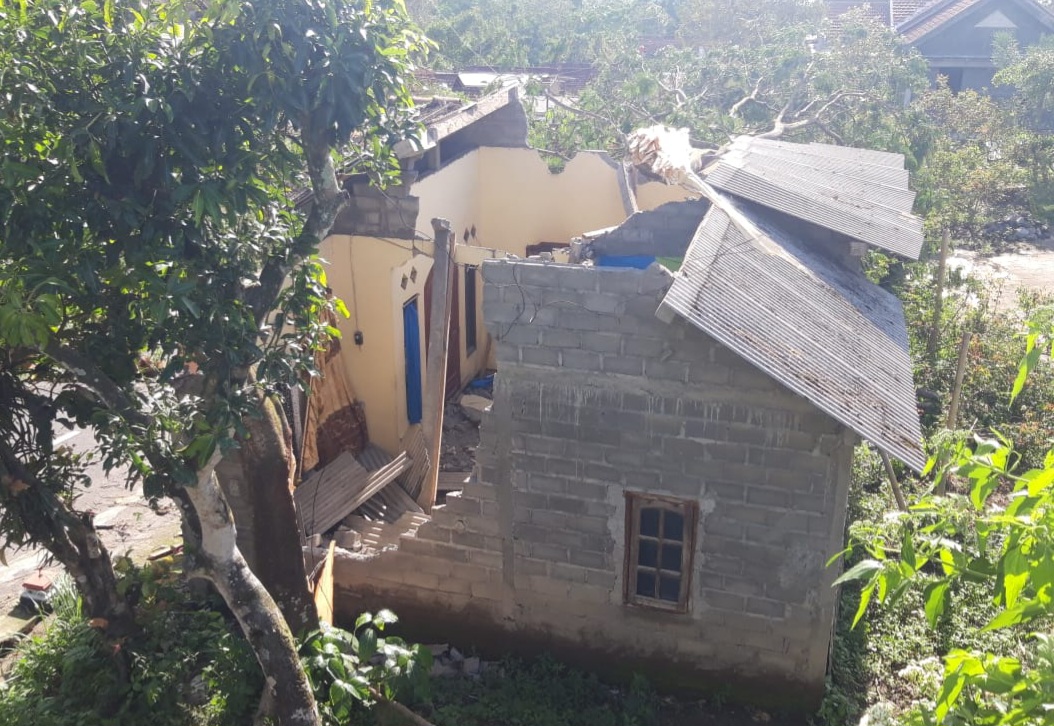 Rumah milik Harjilan, warga Desa Sruni, Kecamatan Musuk, Kabupaten Boyolali yang tertimpa pohon pete, Sabtu (21/1/2024) dini hari.