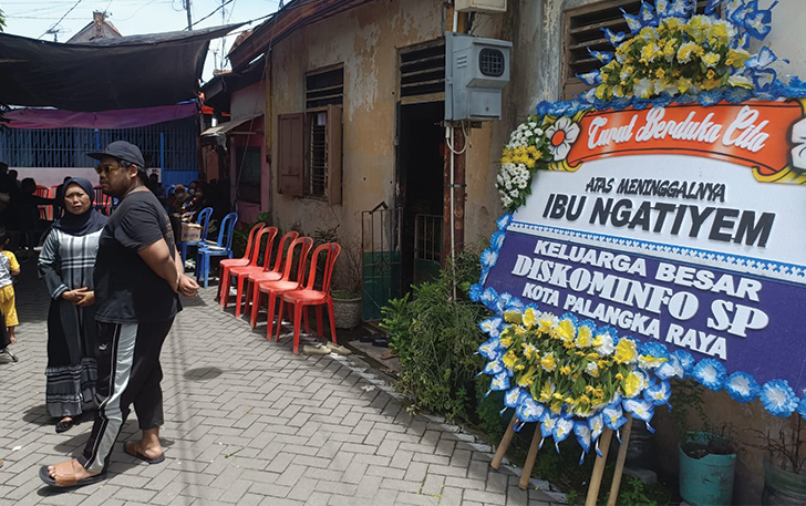 Suasana di rumah duka, korban kecelakaan Ngatiyem, ampung Kusumodilagan, RT 01 RW 12, Kelurahan Joyosuran, Kecamatan Pasar Kliwon.