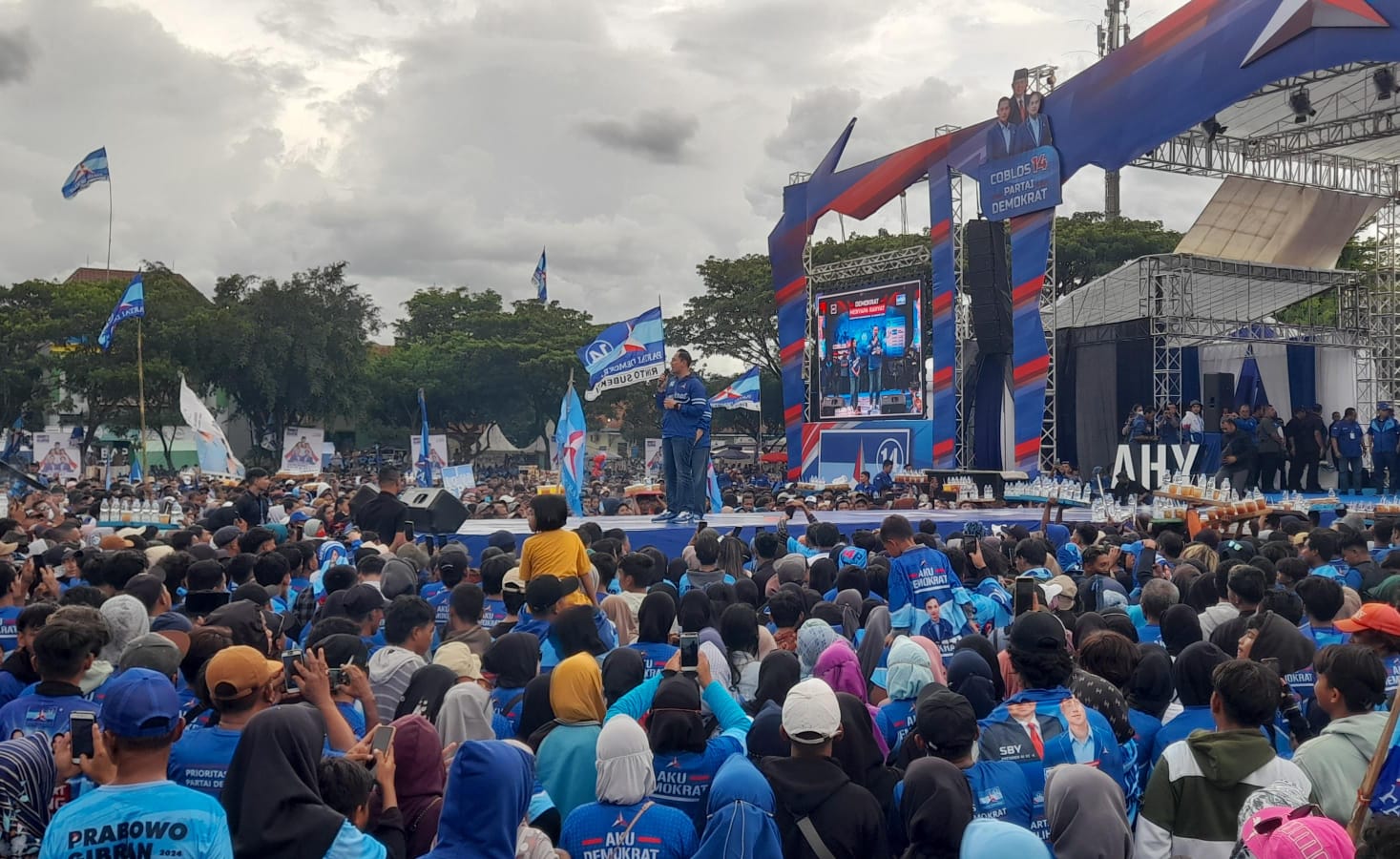 Ketum Partai Demokrat Agus Harimurti Yudhoyono menyapa puluhan ribu massa di Alun-Alun Karanganyar, Senin (22/1/2024)