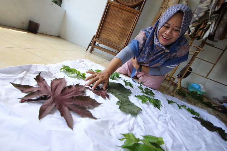 Yusi Aristiyani menyusun daun-daun untuk pembuatan batik ecoprint. ARIEF BUDIMAN/RADAR SOLO