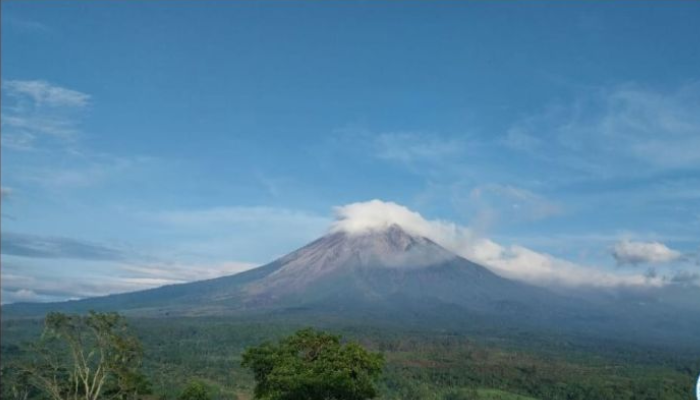 Gunung Semeru yang terpantau dari Pos Pengamatan Gunung api Semeru di Gunung Sawur, Kabupaten Lumajang, Senin (22/1/2024) pagi.